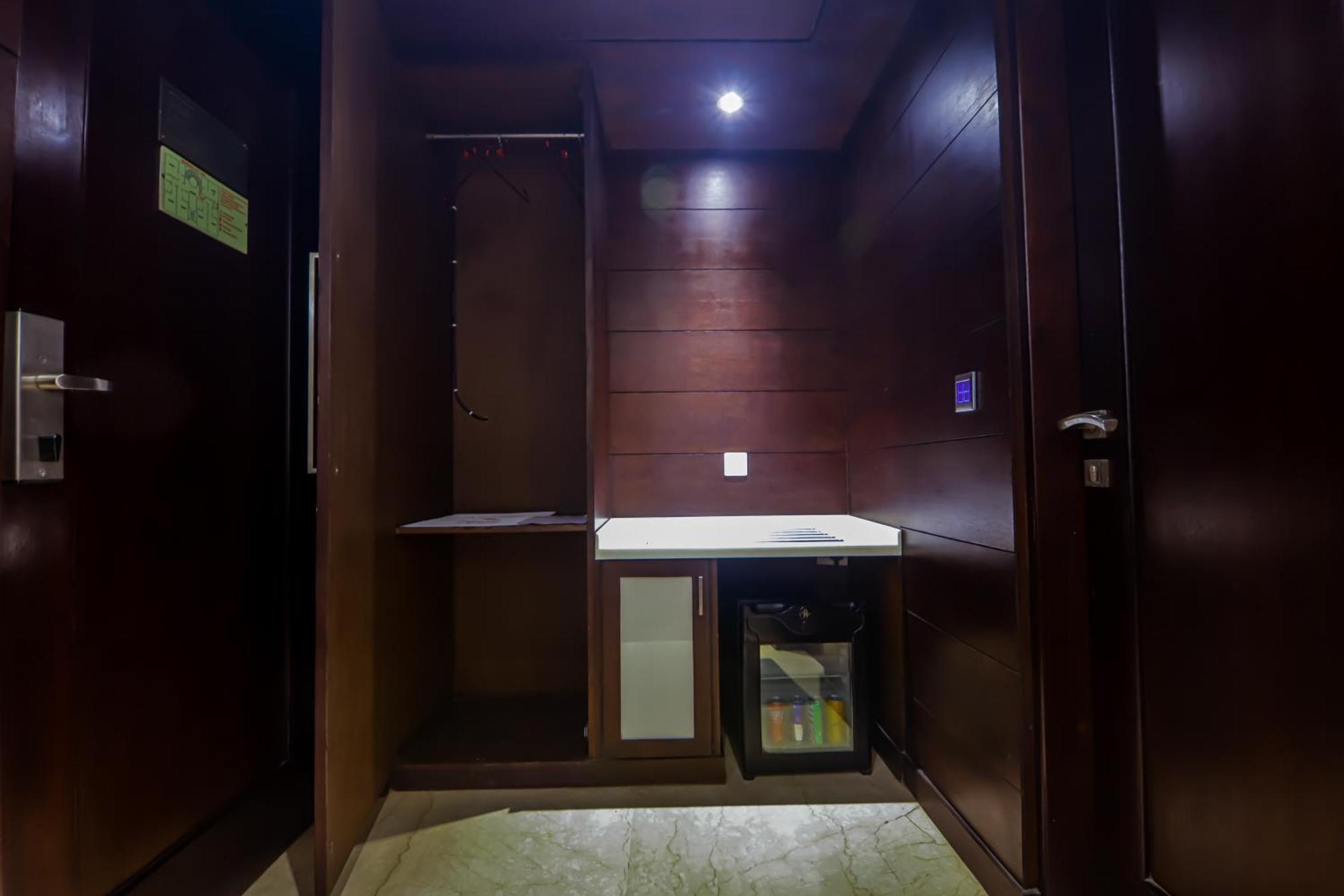 Godwin Deluxe Near Railway Stn Offers Free Airport Pick-up Hotel