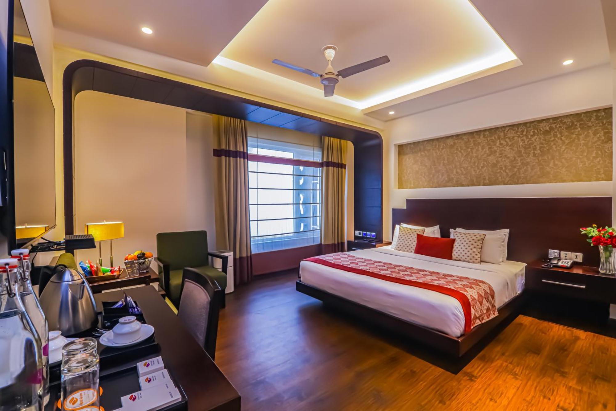 Godwin Deluxe Near Railway Stn Offers Free Airport Pick-up 4*